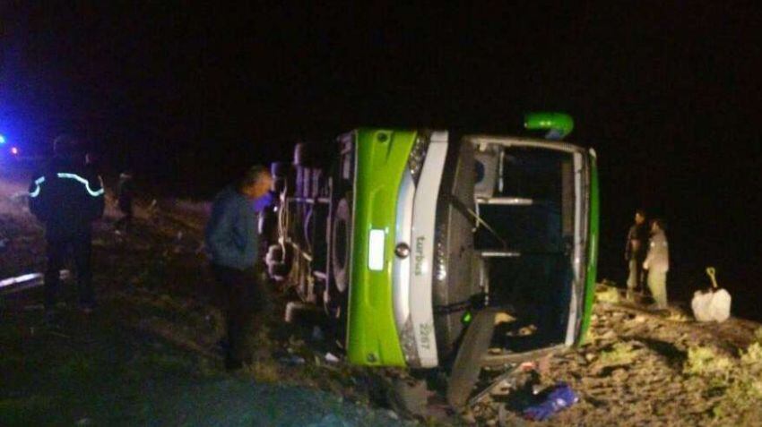 
    El micro volcó sobre ruta 7 cuando viajaba de Mendoza a Chile.
   