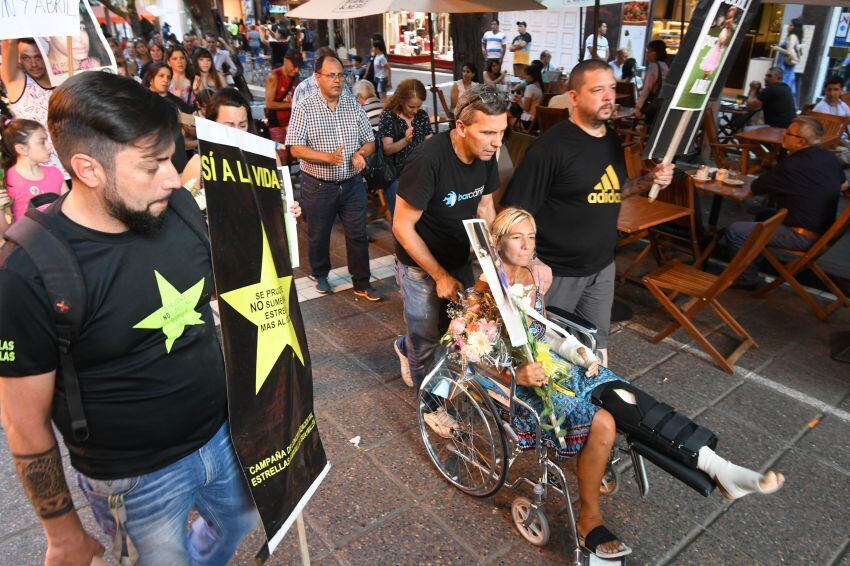 
Carla y Miguel encabezaron la marcha en reclamo de justicia por sus pequeños hijos. | José Gutiérrez / Los Andes
   