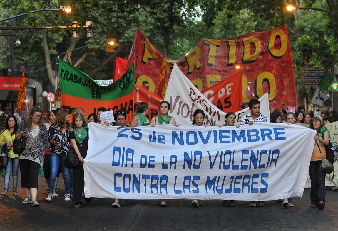 Mendocinas en una movilizaron en el Día contra la violencia de género. / Orlando Pelichotti