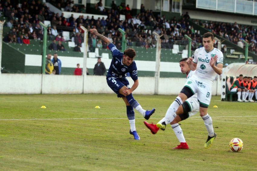 
Sin espacios. Asenjo (9) remata ante la presencia de Leys y Villalba. El atacante fue absorbido por la marca de los juninenses.  | Fotoreporter
   