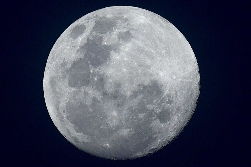 
    La luna brilla sobre Karak en el estado de Pahang en Malasia Foto: AFP
   