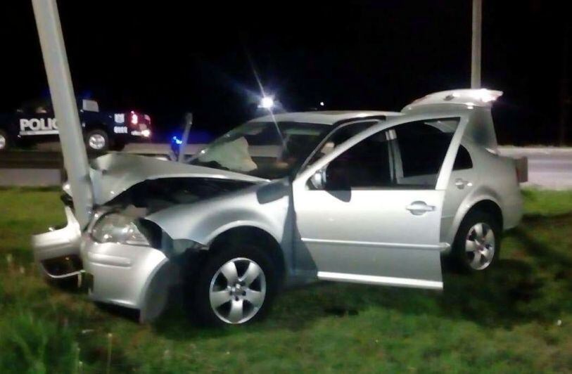 
El conductor del Bora chocó contra un árbol en Las Heras. Tanto él como los tres ocupantes fueron detenidos. | Prensa Ministerio de Seguridad
   