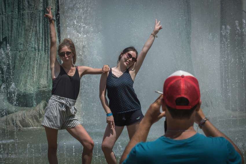 
Plaza Independencia. Marie y Rossane, de Francia, bajo el sol. | Orlando Pelichotti / Los Andes
   