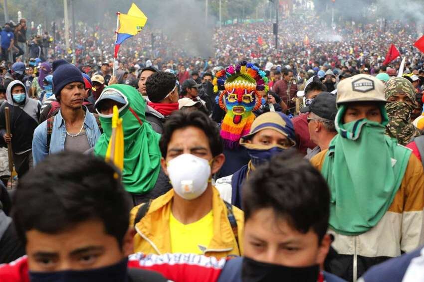 
Foto: AP | Manifestantes antigubernamentales marchan contra el presidente Lenin Moreno y sus políticas económicas durante una protesta en Quito, Ecuador.
   