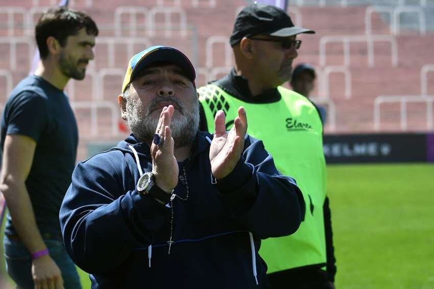 
Emocionado. Maradona se quebró cuando quedó frente a la popular Sur y miró el trapo con el Papa y Messi. Único.  | Marcelo Rolland / Los Andes
   