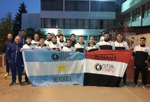 
Partiendo. Los chicos de Maipú antes de subirse al colectivo. | Gentileza
   