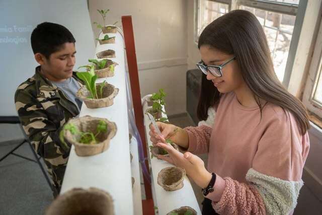 
    Joel y Bianca con el proyecto de hidroponia de la Infanta Mendocina. / Ignacio Blanco
   