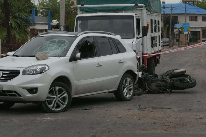 
La camioneta blanca que manejaba el chico de 10 años. | Orlando Pelichotti / Los Andes
   