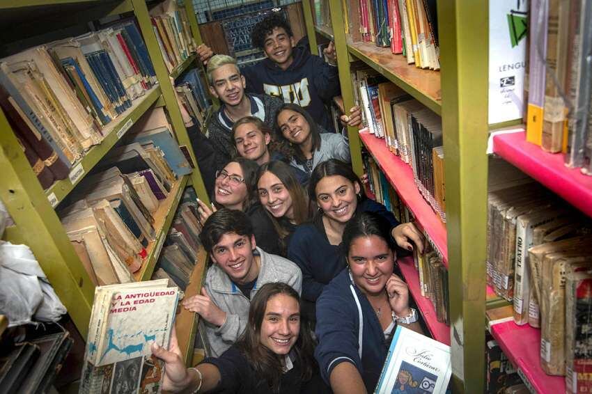 
Útil. Alumnos del Martín Zapata tienen su Club TED Ed, otra manera de compartir con sus compañeros. | Orlando Pelichotti / Los Andes
   