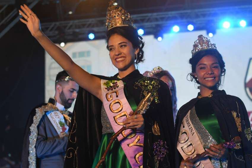 
Recién coronada. Sofía Leyes saluda al pueblo godoicruceño que la eligió en el Parque San Vicente. | José Gutiérrez / Los Andes
   