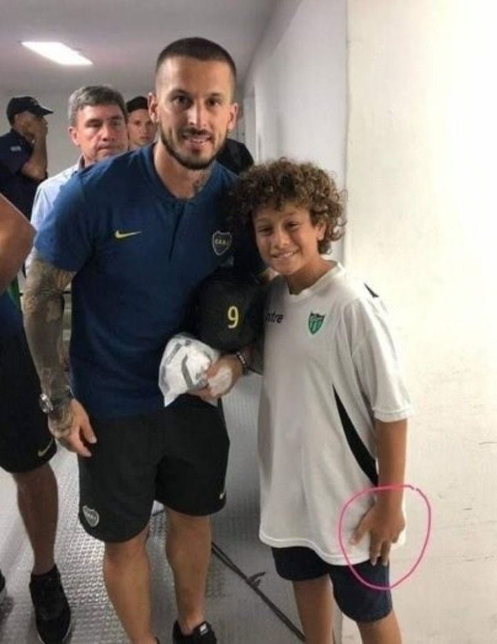 
    La seña del "3" en sentido de burla del nene sanjuanino a Dario Benedetto.
   