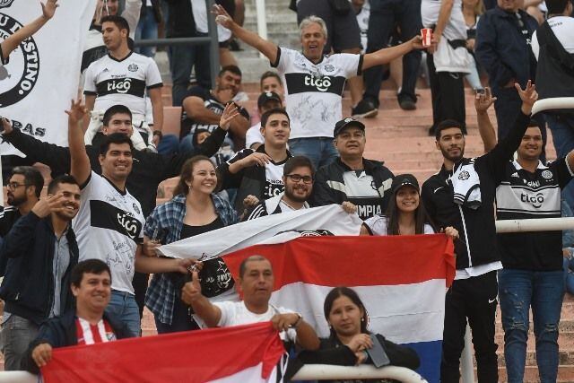 
    Cercad de 800 hinchas paraguayos llegaron a Mendoza y alentaron por Olimpia // Marcelo Rolland (Los Andes).
   