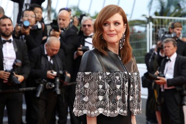 
Julianne Moore | Optó por una capa elegantísima, a tono con un vestido recto.
   