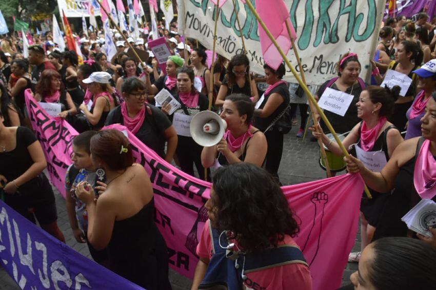 
    Una multitud pidió justicia en Mendoza por los femicidios en todo el país. / Diego Parés
   