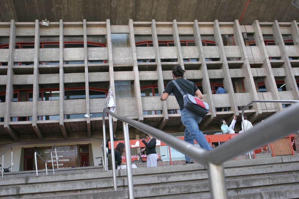  Este año la Universidad Nacional de Cuyo (UNCuyo) ha recibido 32% más de solicitudes para becas. 