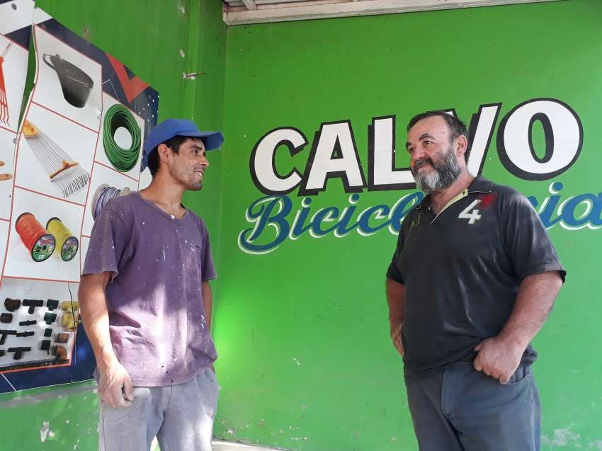 
Juntos. Saúl Domínguez ahora trabaja en la reconstrucción del local que perdió Oscar Calvo por un devastador incendio | Gonzalo Villatoro
   