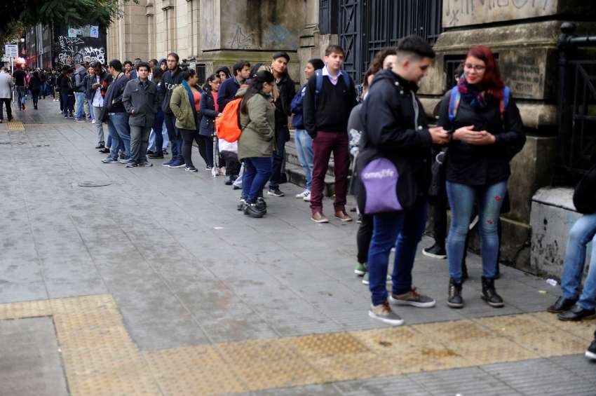 
Más gente busca sale a buscar trabajo en el país | Archivo
   