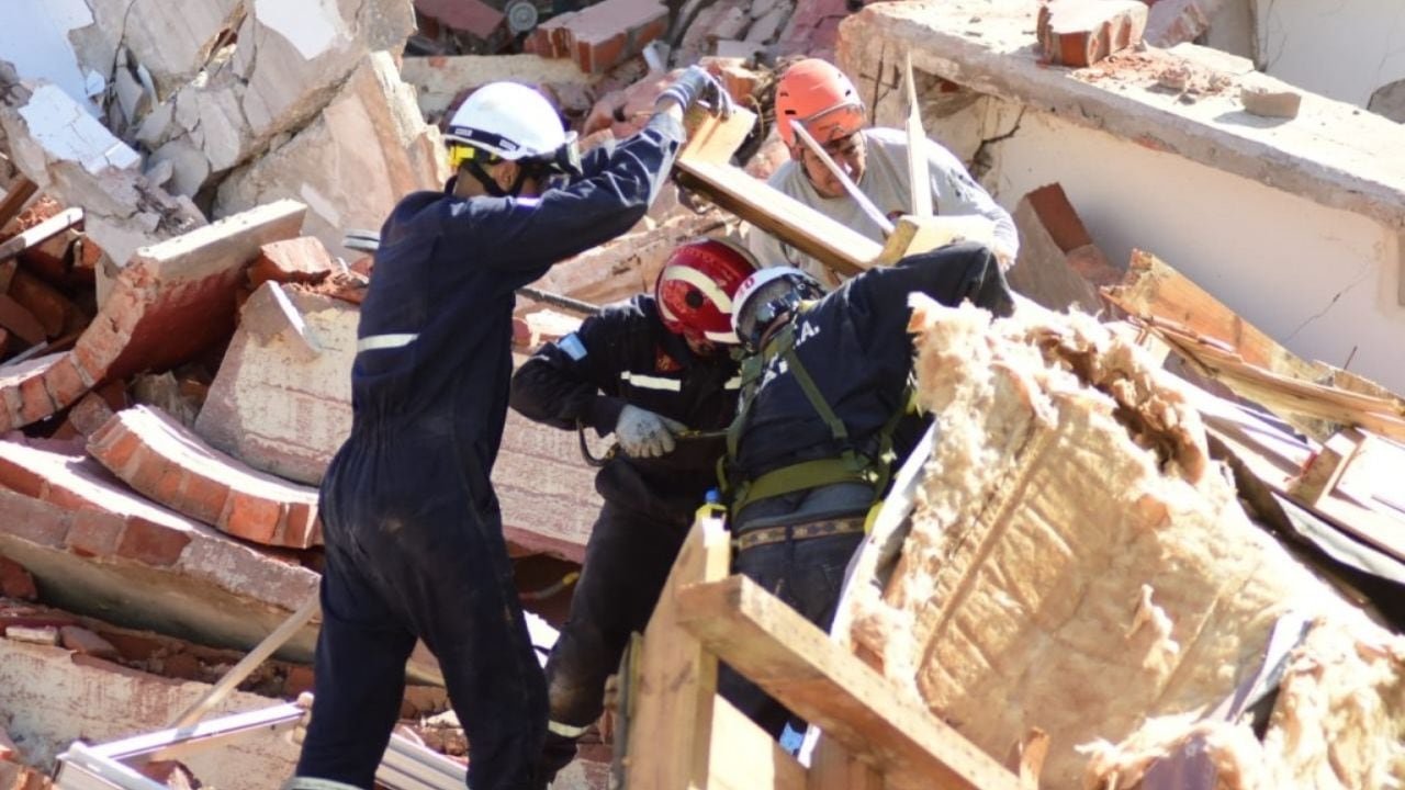 A más de 12 horas del derrumbe, los informes oficiales hablan de 7 desaparecidos. Foto: Municipalidad de Villa Gesell.