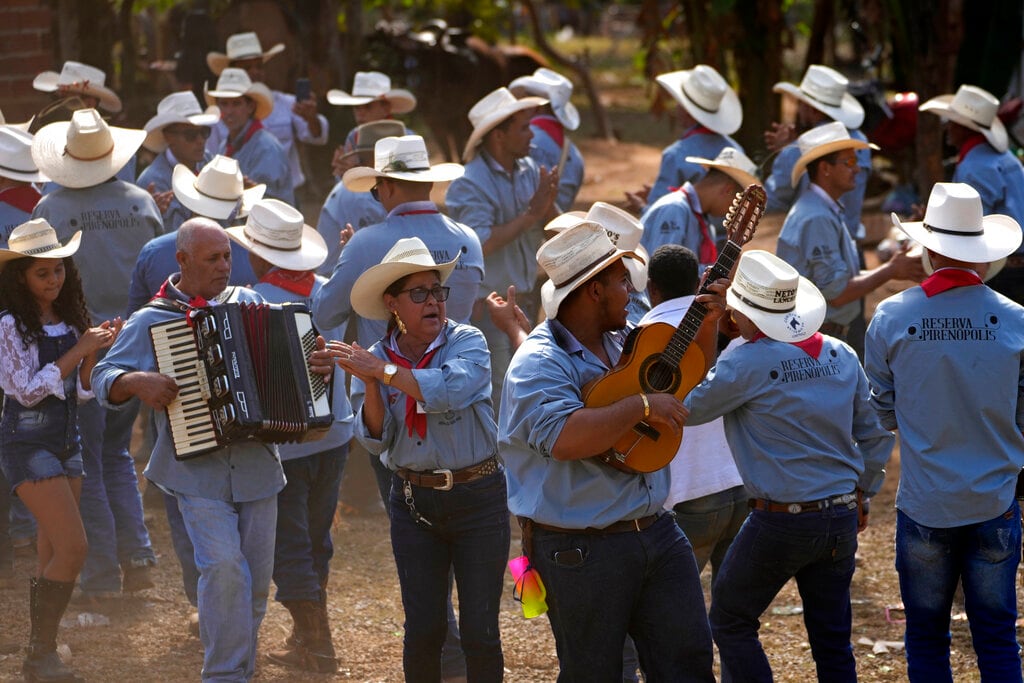 Varias personas participan en el cierre de la tradición religiosa "Fiesta del Divino Espíritu Santo", en la región rural de Pirenópolis, en el estado de Goias, Brasil, el sábado 28 de mayo de 2022. (AP Foto/Eraldo Peres)