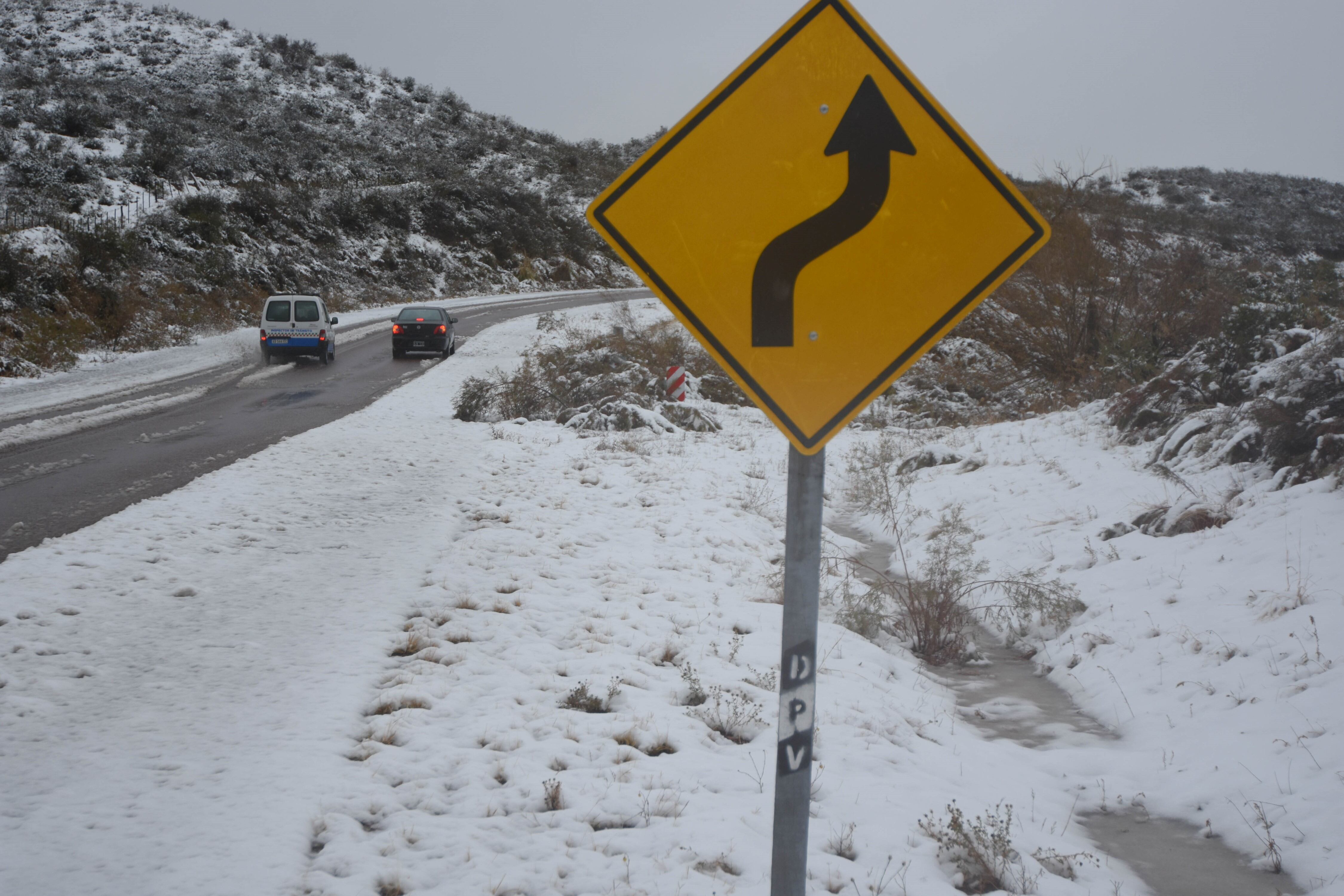 Por el frente frio que se registra en la provincia de Mendoza, en la zona de los cerrillos en el departamento de Tupungato, se acumuló una importante cantidad de nieve