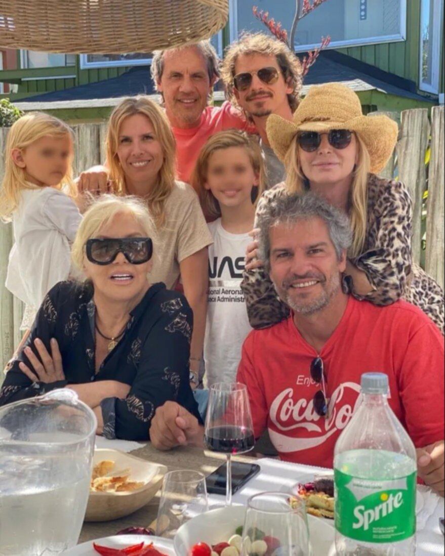 Una postal de la diva junto a su familia, incluido su sobrino Francisco