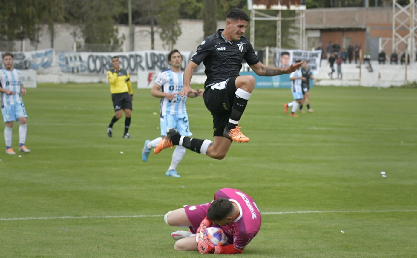 Gimnasia enfrenta a Atlético Rafaela por la fecha 34 de la Primera Nacional / Orlando Pelichotti.