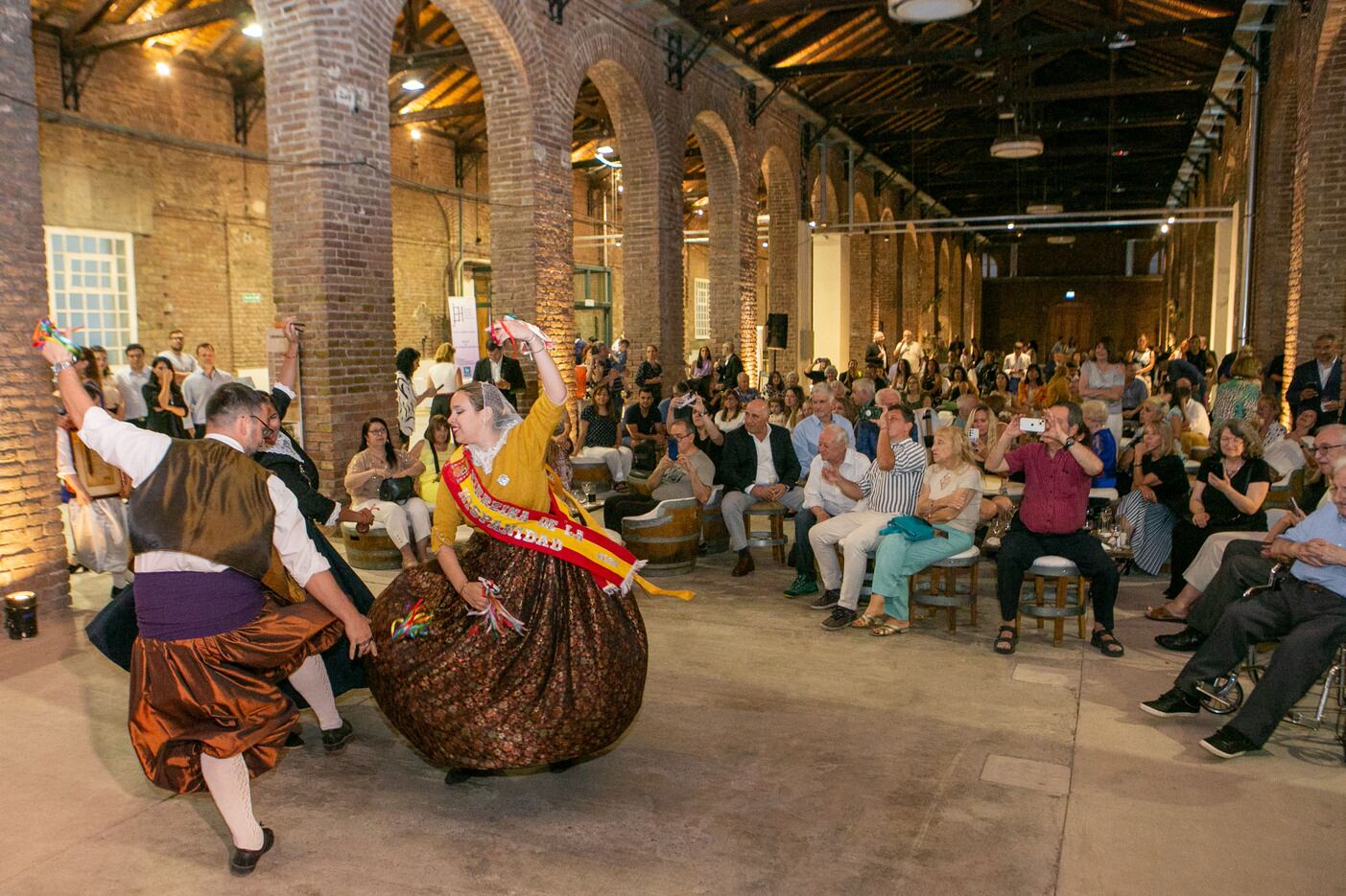 Danzas mallorquinas al inicio de la noche.