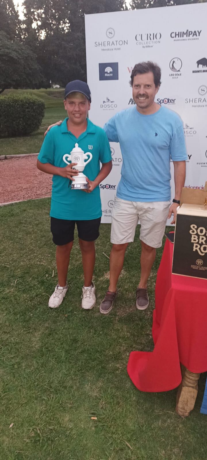 Marcos Murad recibe su premio junto a Lucas Melian. / gentileza 