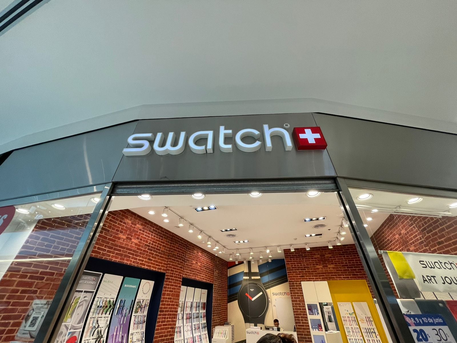 Swatch, una de las marcas que adhiere a las promos día del padre con  Los Andes Pass.