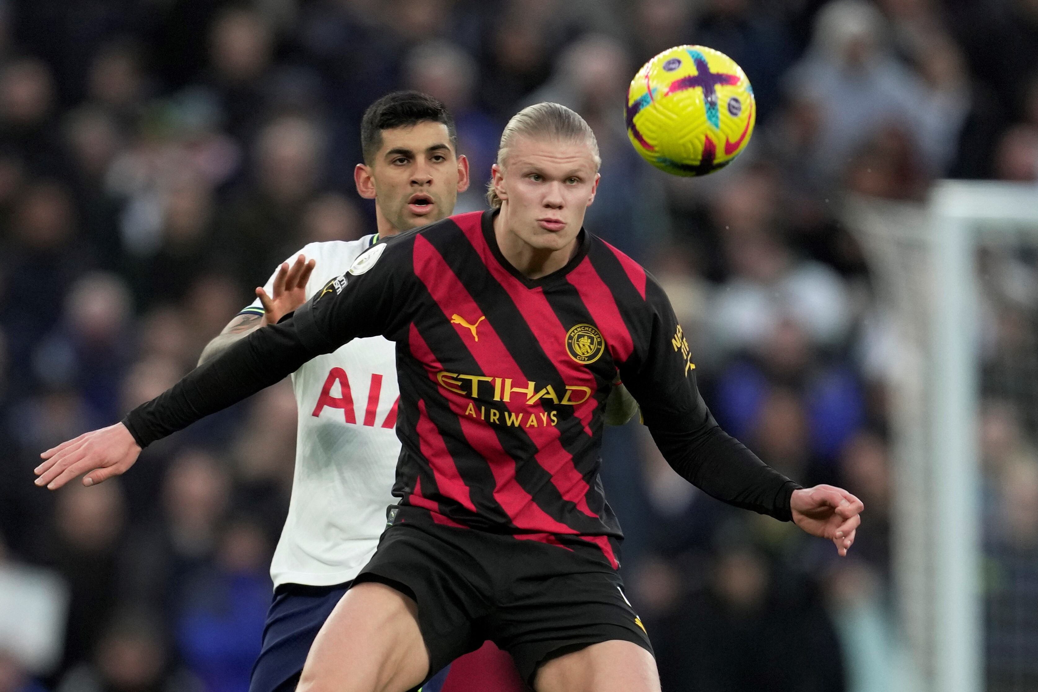 Cristian Romero marca al delantero Haaland, que es figura del City. (AP Photo/Kin Cheung)