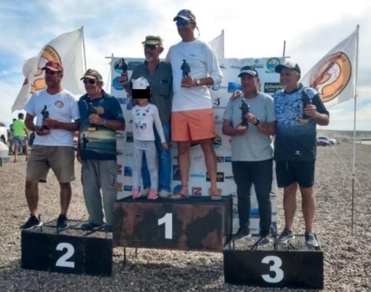 Horacio Daniel Yangüela posando en el primer puesto, con remera blanca.