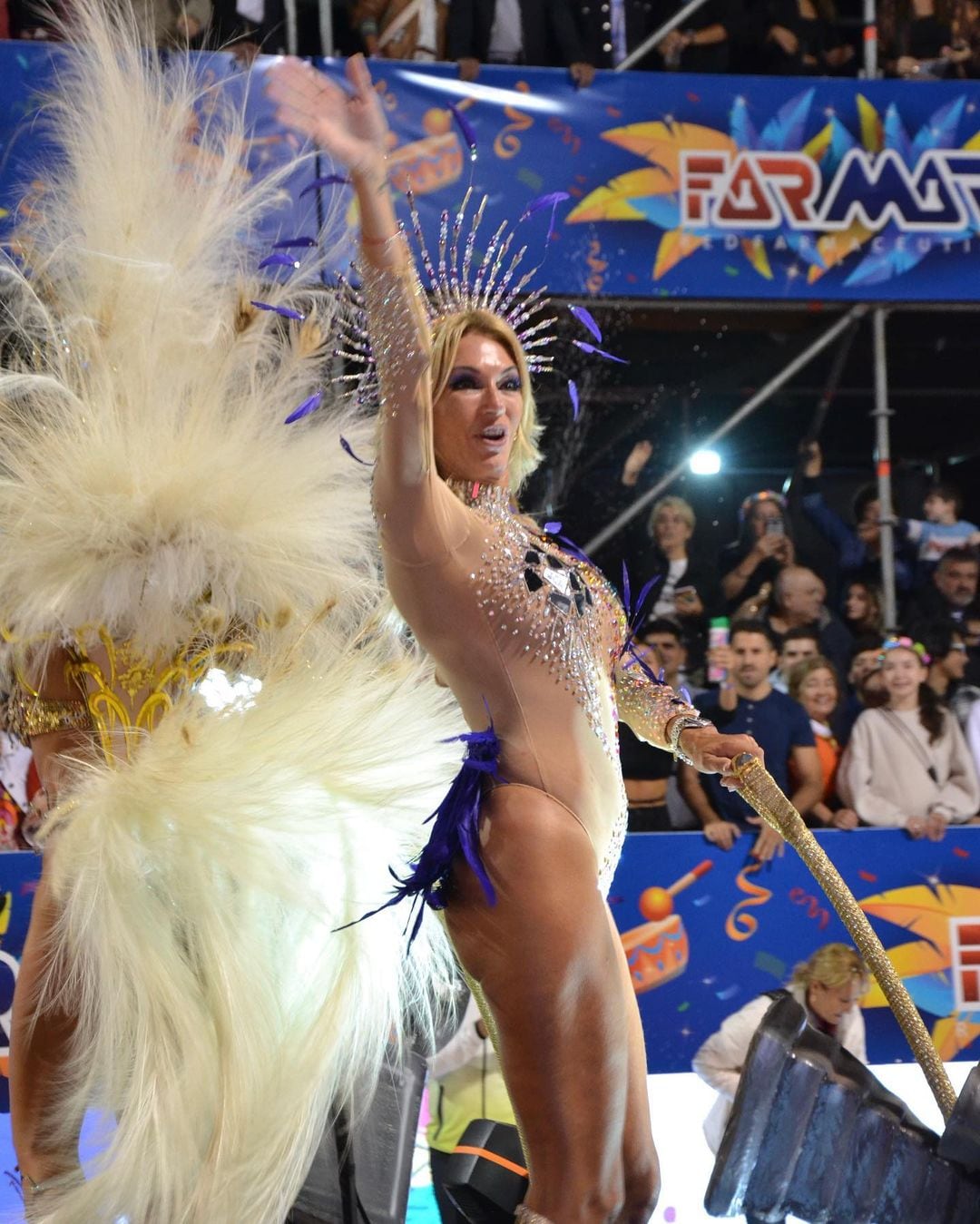 Yanina Latorre desfiló por las calles de Corrientes.