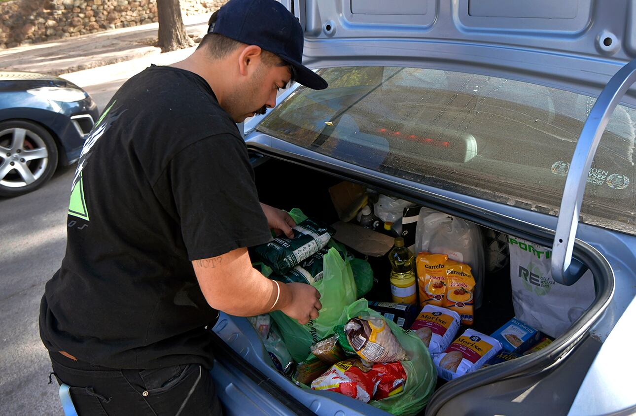 Mario prepara la mercadería para llevar a comedores comunitarios. | Foto:  Orlando Pelichotti / Los Andes