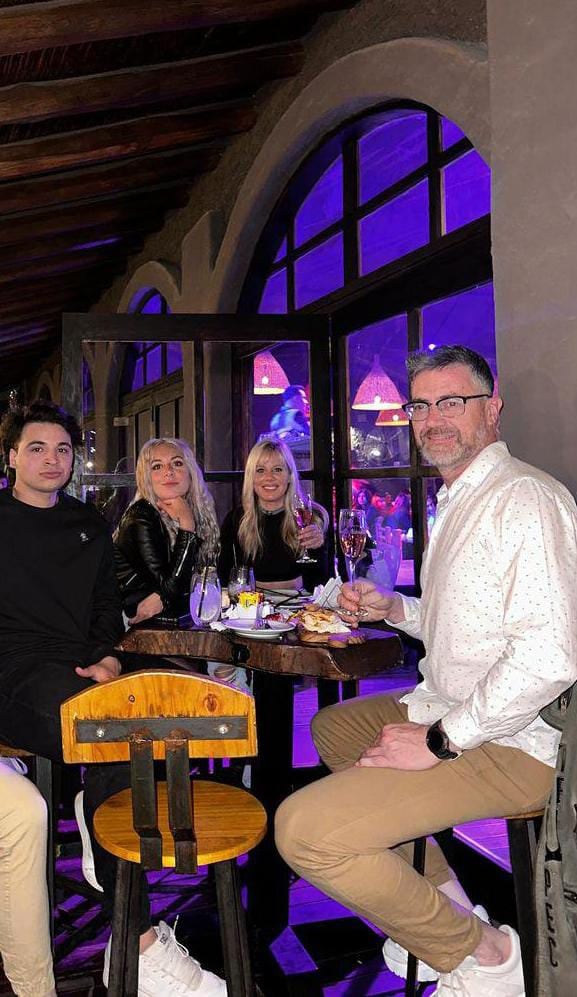 Santiago Vallejo, Valentina y María Agostina Aiello junto a Rodolfo Rubistein.