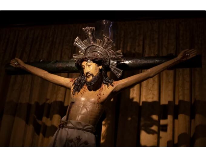 La última restauración del Santo Cristo de Lepanto reveló que era el color negro que lo caracterizaba era el humo causado por las velas. Foto: EFE / Marta Perez.