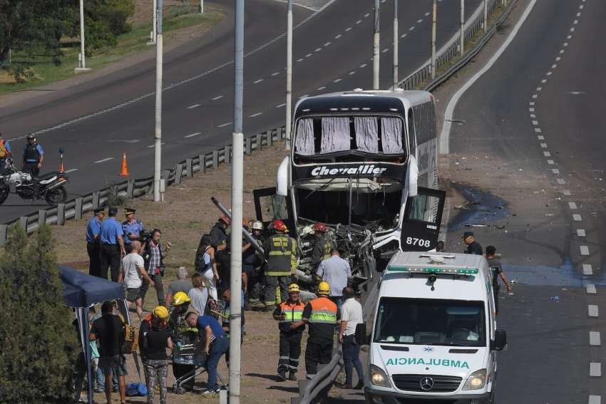 
El lugar. De lo que pudo ser una tragedia después que el colectivo se cruzara de carril en el Acceso. | Orlando Pelichotti / Los Andes
   