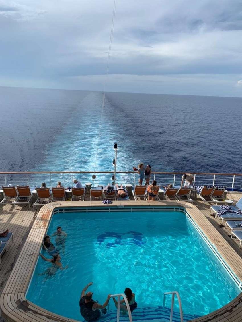 
    Piscina. La pileta de popa es básicamente para los adultos.
   