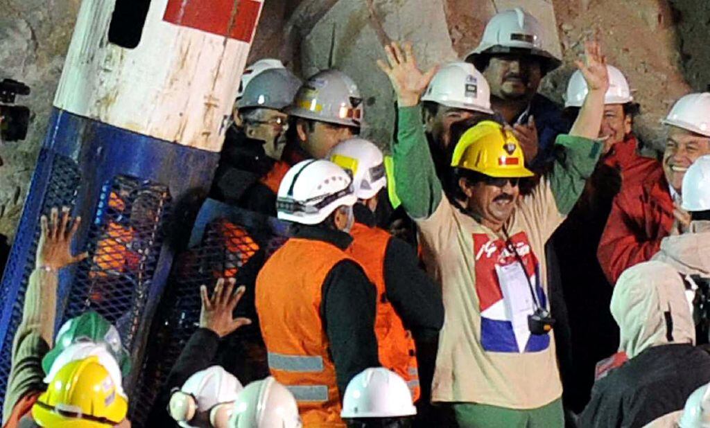 Durante los primeros minutos del 13 de octubre de 2010 se devolvió a la superficie a Florencio Ávalos y desde ese momento, a los otros 32 mineros.