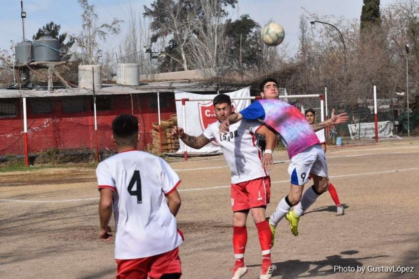 
Batacazo. La Gloria venció 2-1 al puntero Algarrobal, como visitante.  | Gentileza Gustavo López
   