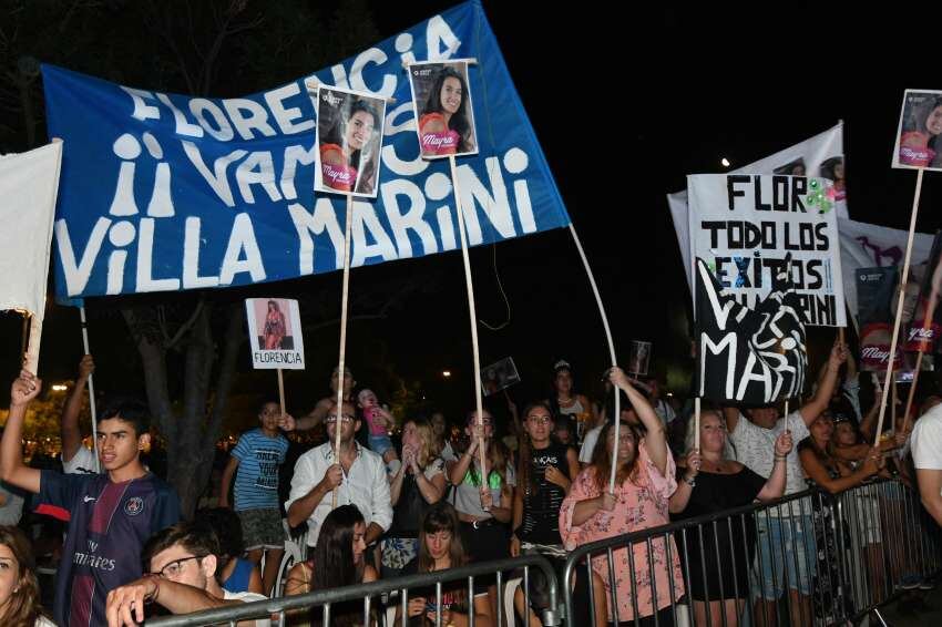 
Las barras. Carteles, bombos y bocinas para alentar a las reinas | José Gutiérrez / Los Andes
   