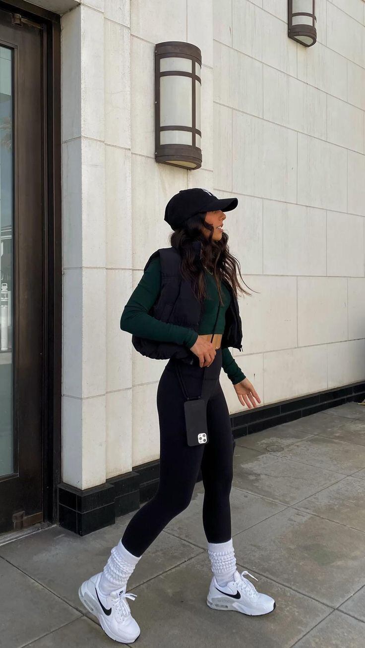 Las gorras deportivas, los lentes de sol, los bolsos de mano y la bijouterie son elementos clave que no te pueden faltar ya que le dan vida y onda al look.