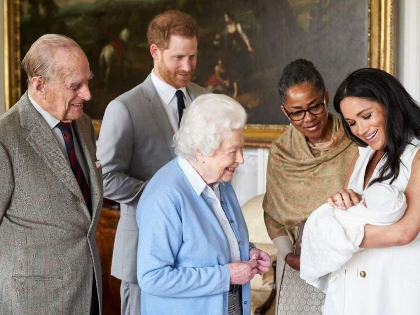 
La reina Isabel II celebró el nacimiento del hijo del príncipe Henry pero ahora el vínculo entre ellos se rompió
