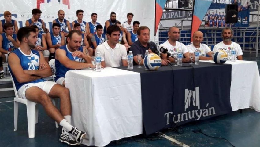 
En conferencia Los capitanes, Leo Aveiro y Gonzalo Serrani, Emir Andraos, Martín Aveiro, Dan Andraos, Luis Testa y Sebastián Pérez. | Gentileza
   