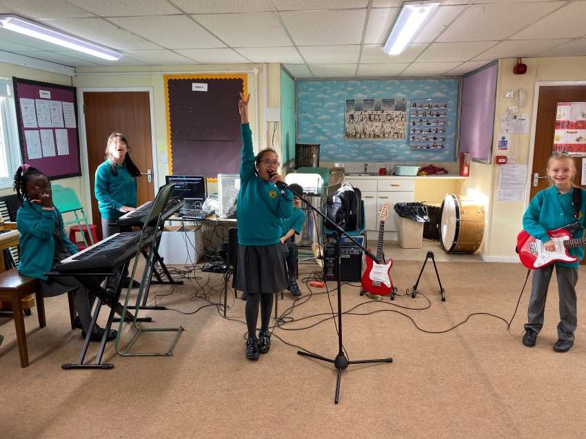 
Un grupo de alumnas inglesas del mendocino Andrés Pellegrino durante un ensayo escolar | Gentileza
   