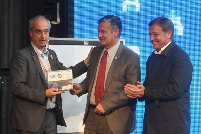 
Roland Schatz junto al rector de la UNCuyo Daniel Pizzi y el intendente de la Ciudad de Mendoza Rodolfo Suárez | Gustavo Rogé / Los Andes
   