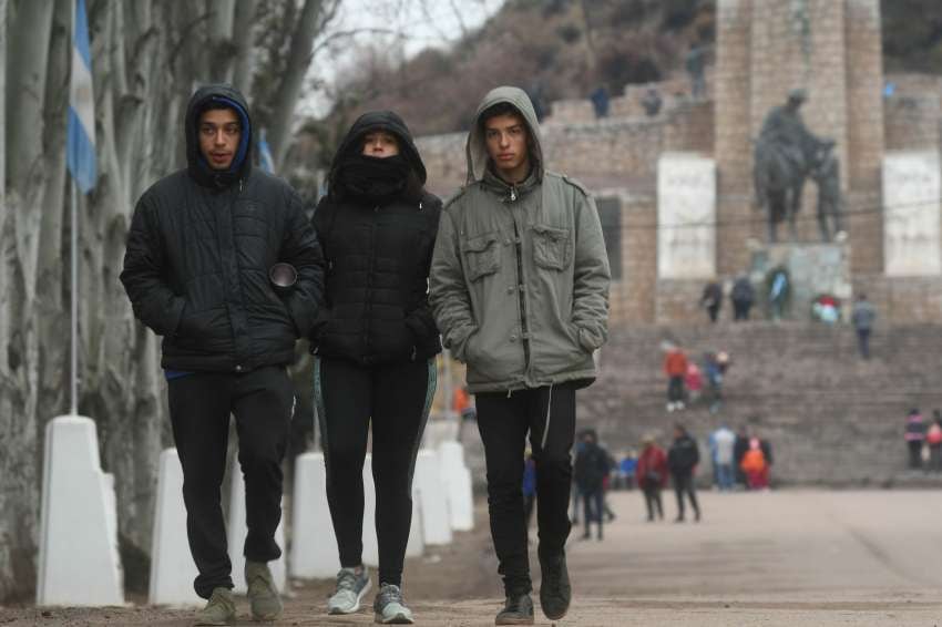 
Manzano histórico. Uno de los sitios visitados y que amaneció ayer con una capa de nieve que los primeros rayos de sol derritieron. | José Gutiérrez / Los Andes
   