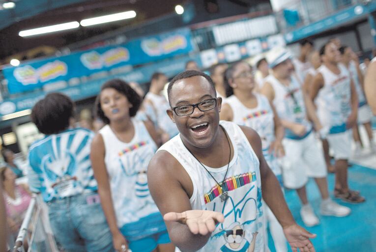 
Un joven con capacidades especiales ensayan los bailes para el gran carnavel de Río. | AP
   