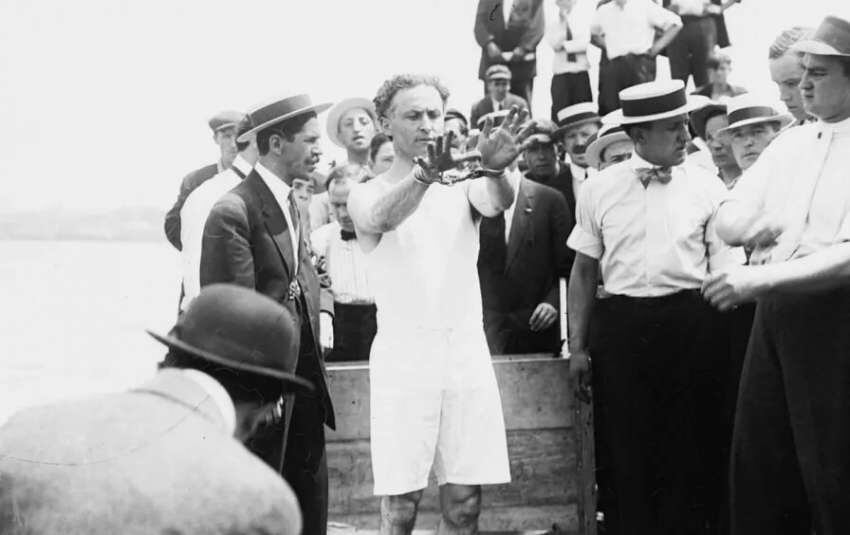 
Harry Houdini muestra su fuerza
