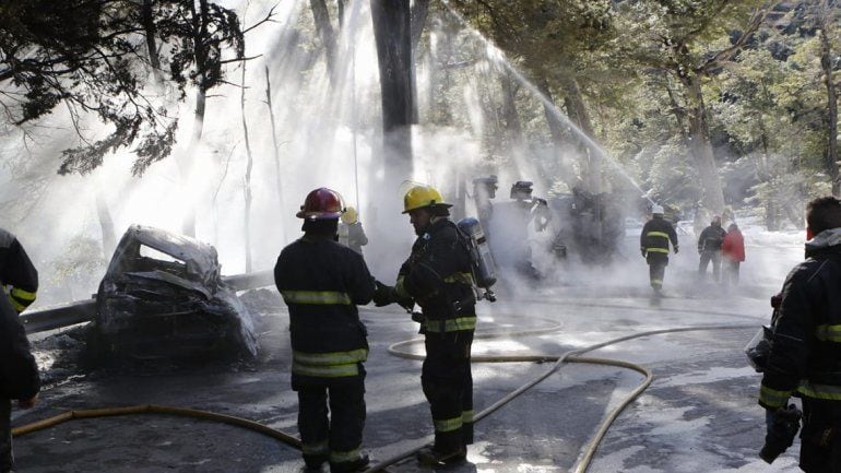 
Bomberos trabajaron para apagar las llamas tras el fuerte choque | Gentileza La Mañana de Neuquén
   