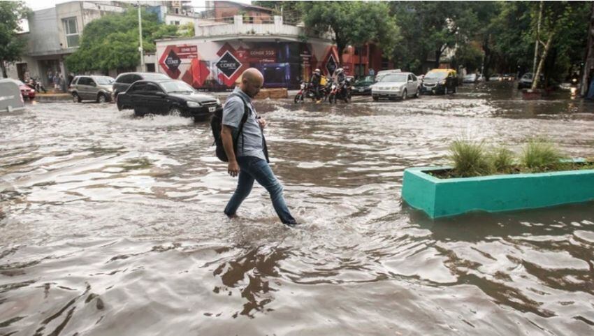 
    Varias calles quedaron anegadas tras la fuerte tormenta
   